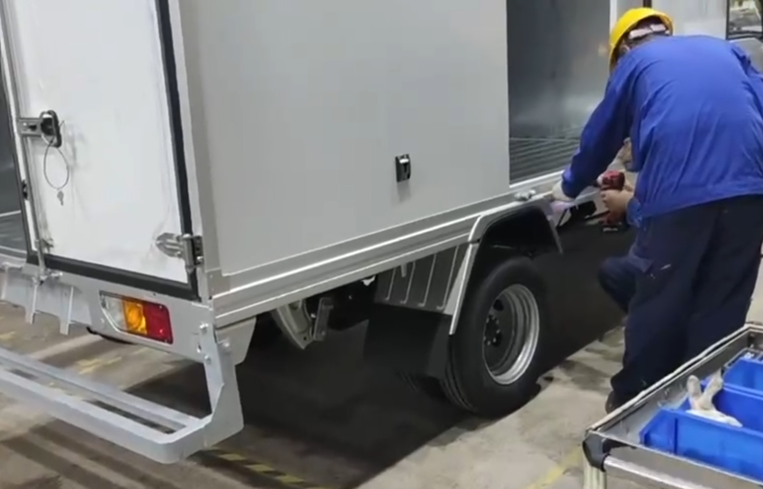 Posledný krok montáže nákladného boxu: Utesnenie pomocou aplikácie lepidla